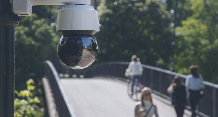 TELECAMERA PTZ AD ALTA VELOCITÀ CON ZOOM OTTICO 31X, SENSIBILITÀ ALLA LUCE SUPERIORE E FUNZIONALITÀ DI SICUREZZA AVANZATE